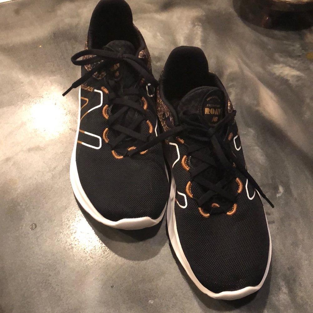 New balance leopard and black tennis shoes